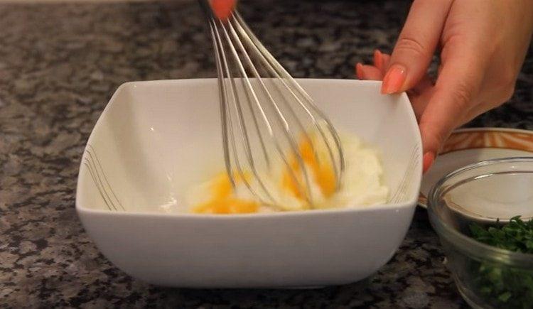 Mischen Sie das Ei mit saurer Sahne.