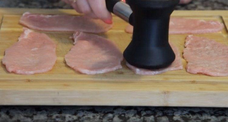 Leikkaa liha viipaleiksi ja lyö.