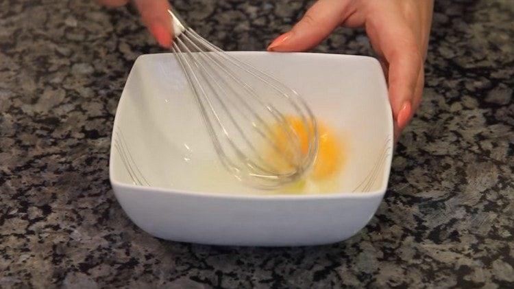 Разбийте яйцето със солта.