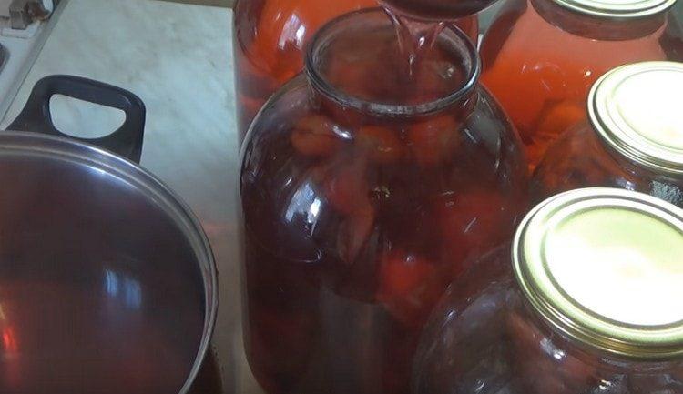 Ibuhos ang mga plum sa garapon na may mainit na syrup at gumulong.