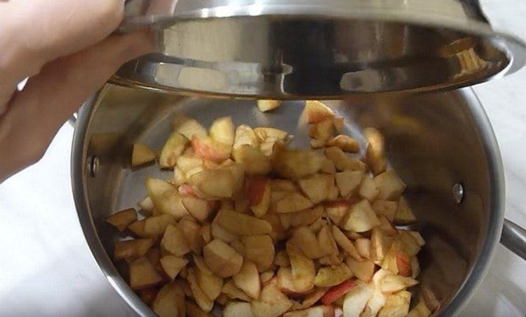 Vágjuk az almát szeletekre és helyezzük egy serpenyőbe.