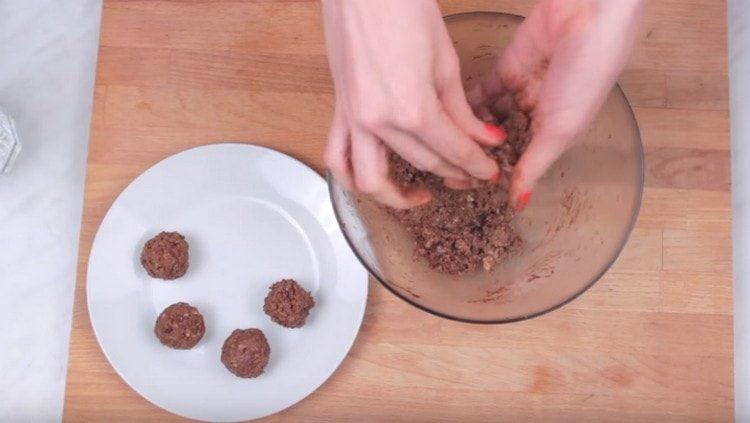 Formiamo palline di pasta di cioccolato.