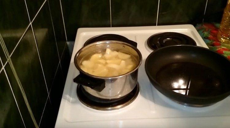Wir legen Kartoffeln zum Kochen.