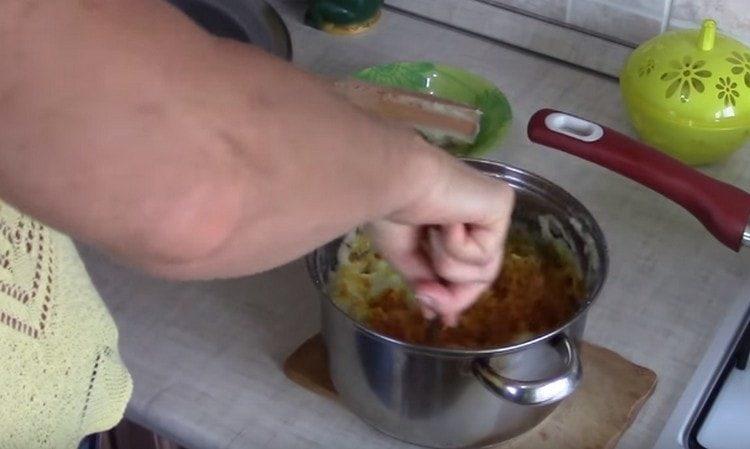 Adjuk hozzá a sült hagymát a burgonyához és keverjük össze.