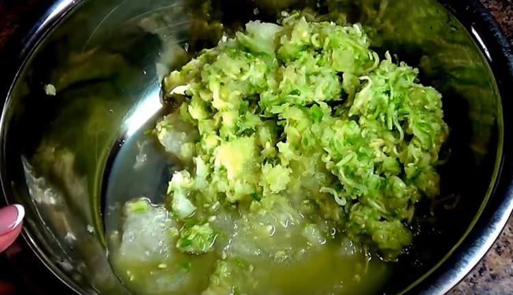 Ang zucchini at sibuyas na giling sa isang kudkuran, gilingan ng karne o blender.