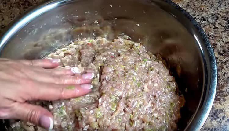 Mescolare accuratamente la carne macinata e lasciarla fermentare.