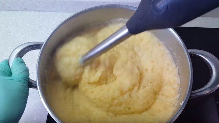 Zeleninu rozmělněte mixérem na smoothie.