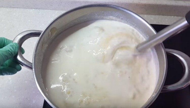 لتذوق ، إضافة كريم إلى الحساء.