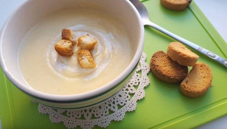 Servi questa zuppa di cavolfiore con crostini di pane.