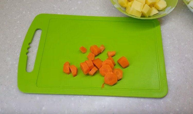 Нарежете моркова на филийки.