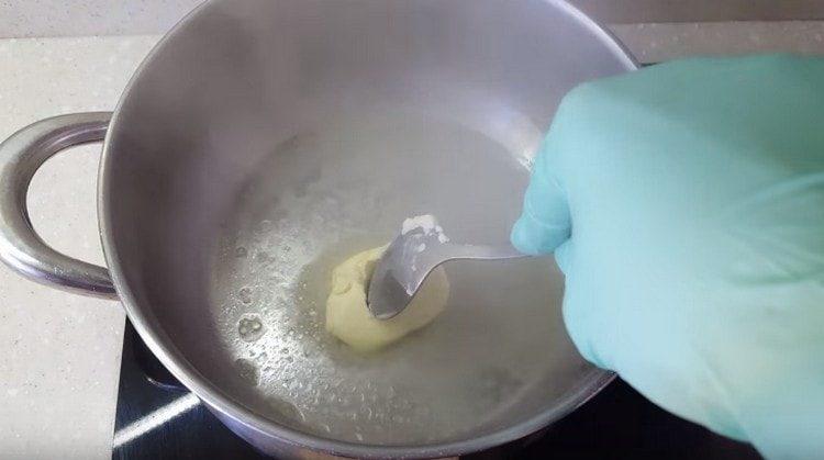 scaldare un pezzo di burro in una padella con un fondo spesso.