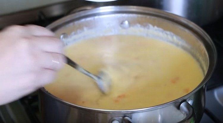Durante la cottura, è importante mescolare il porridge in modo che non bruci.