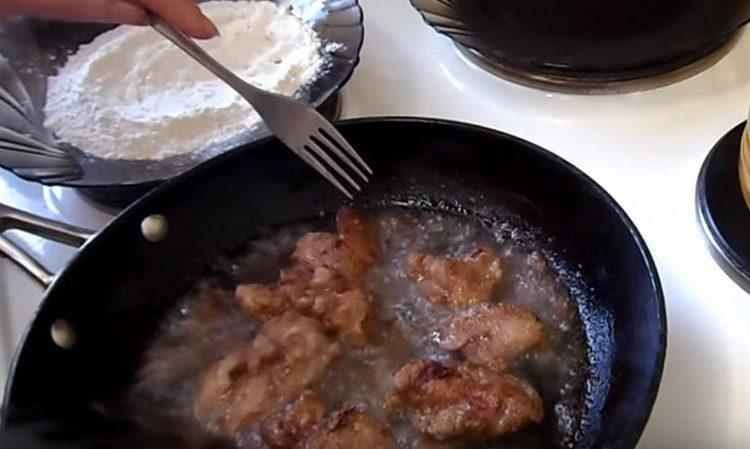 Impanare il fegato con la farina e friggere rapidamente su entrambi i lati.