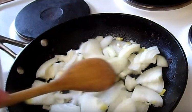 Τρίψτε τα κρεμμύδια σε ένα τηγάνι επίσης.