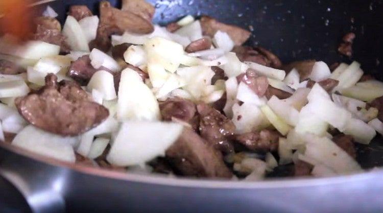 Προσθέστε τα κρεμμύδια στο τηγάνι στο ήπαρ.