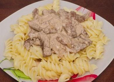 Νόστιμο συκώτι κοτόπουλου σε ξινή κρέμα σε μια βραδεία κουζίνα - μια απλή συνταγή 🥩