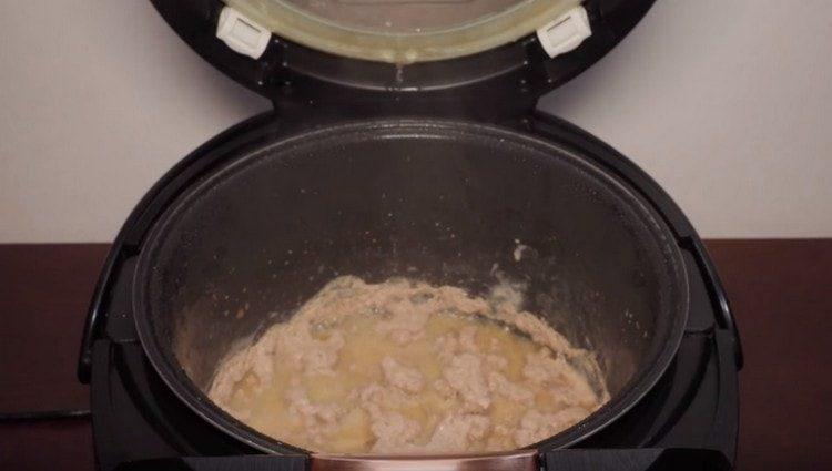 Kuten näette, kanamaksan keittäminen smetanaa hitaassa liesissä ei ole ollenkaan vaikeaa.
