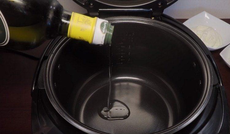 Erhitze den Slow Cooker und gieße das Pflanzenöl hinein.