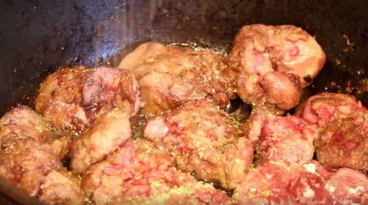 Friggere il fegato di pollo in una padella su entrambi i lati.