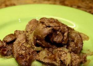 Tender csirkemáj hagymával: főzzük a fénykép szerint készített recept szerint.