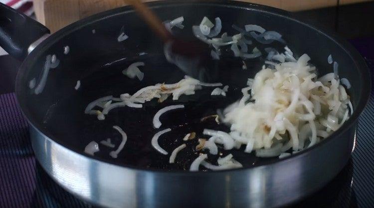 Tagliare la cipolla sottile e friggerla in olio vegetale.