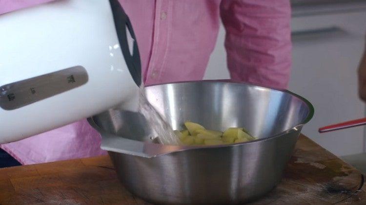 تغسل البطاطس المغلية الماء المغلي لمدة دقيقة.