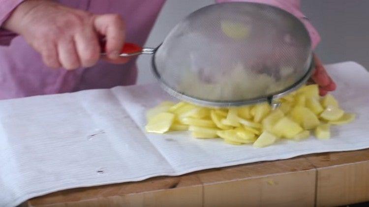 Намажете картофите с хартиени кърпи.