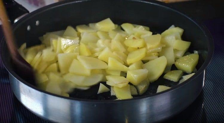 يقلى البطاطس في مقلاة لمدة 5 دقائق.