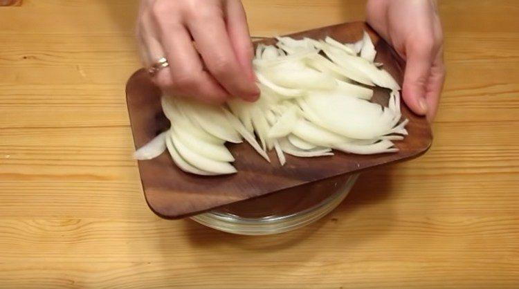 κόψτε τα κρεμμύδια σε λεπτά μισά δακτυλίους.