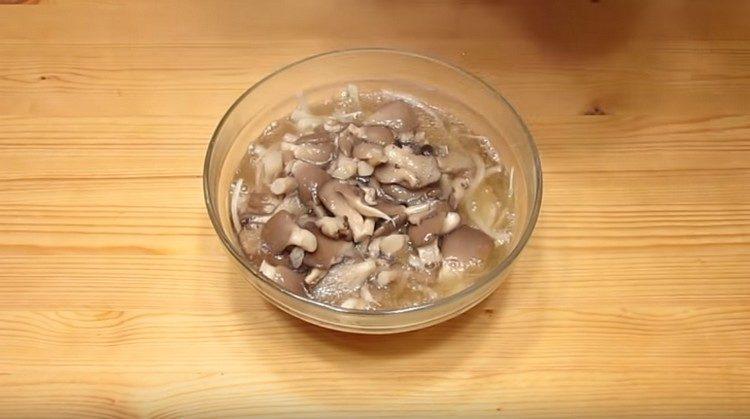 laita sipulit kulhoon ja kaada siihen sienet marinaadilla.
