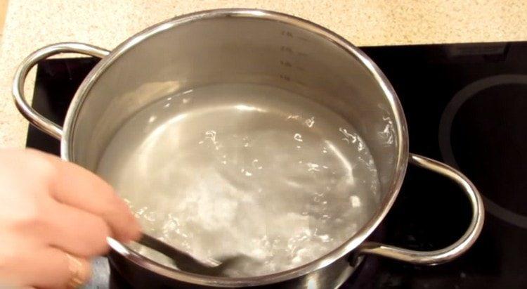 Wasser zum Kochen bringen.