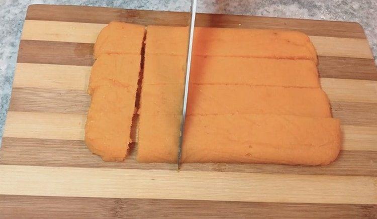 Tagliare uno strato di marmellata a fette porzionate.