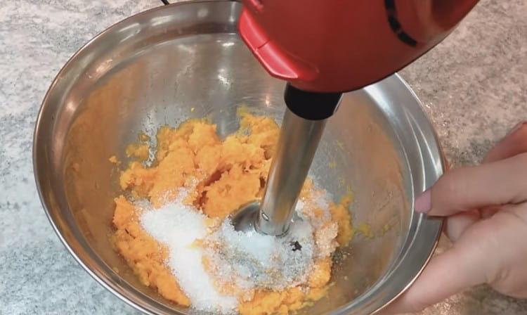 Fügen Sie Zucker zum Kürbispüree hinzu und unterbrechen Sie erneut mit einem Mixer.