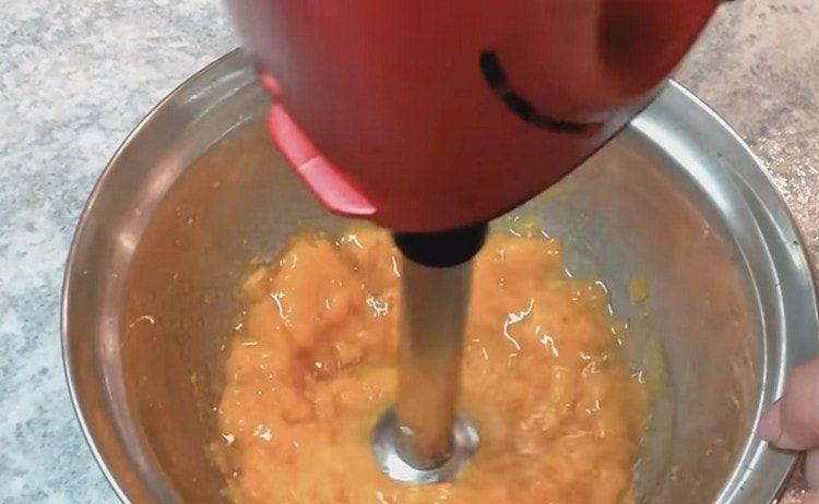 Mescolare la purea di zucca con la gelatina con un frullatore.