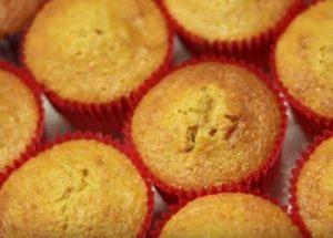 Finom sütőtök Muffinokat készítünk egy egyszerű, lépésről-lépésre készített fénykép szerint.