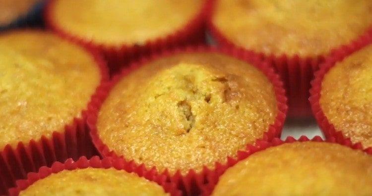 Kurpitsa-muffinit leivotaan hyvin nopeasti.