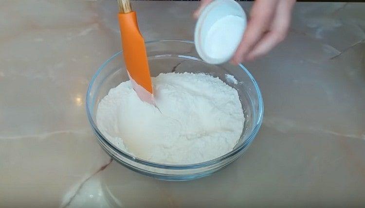 Mescolare la farina setacciata con il lievito.