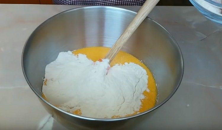 Добавете брашно към морковната маса.