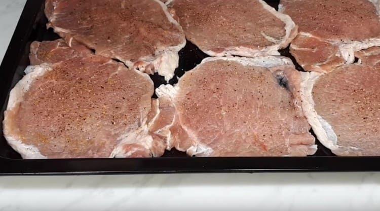 Mėsą pabarstykite druska, pipirais, kalendra.
