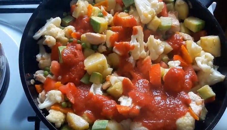 Aggiungi piselli, pomodoro e salsa di pomodoro.