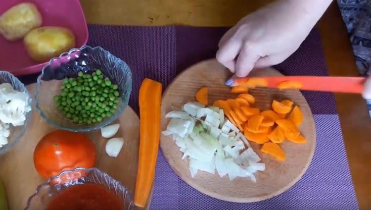 Die Karotten in Stücke schneiden.