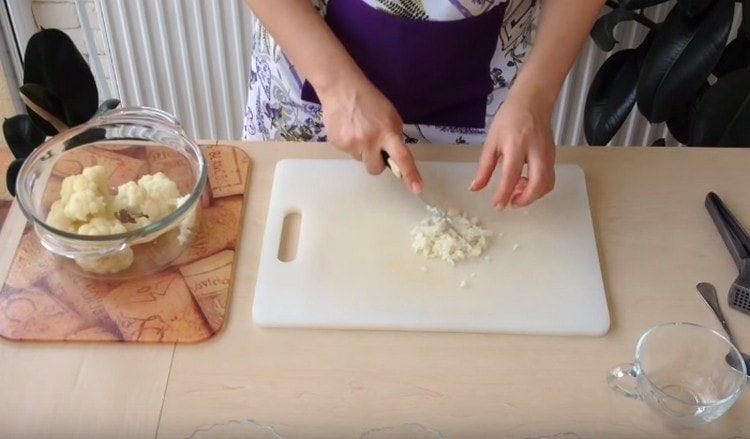 Κόψτε το λάχανο με το μαχαίρι όσο το δυνατόν λεπτότερα.