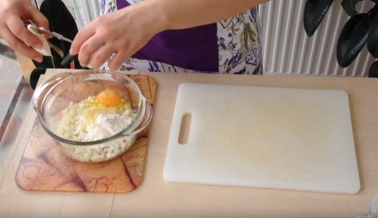 Разбиваме яйцето в зелевото тесто.