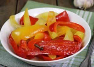 Κλείστε τις σφήνες πιπεριάς για το χειμώνα: μια ενδιαφέρουσα συνταγή βήμα προς βήμα με μια φωτογραφία.