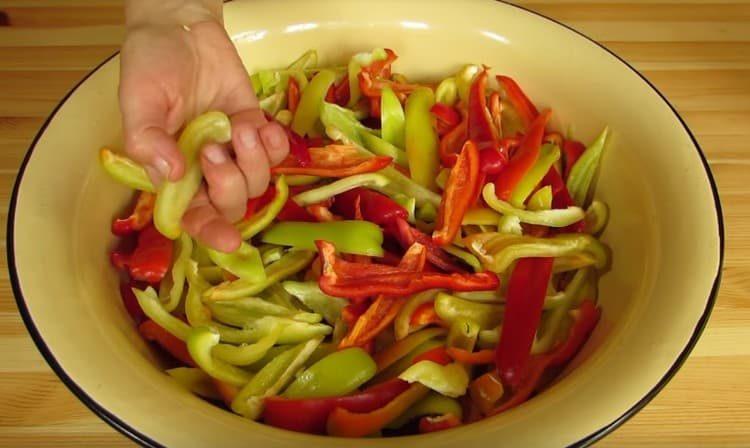 Tagliare il peperone a fettine.