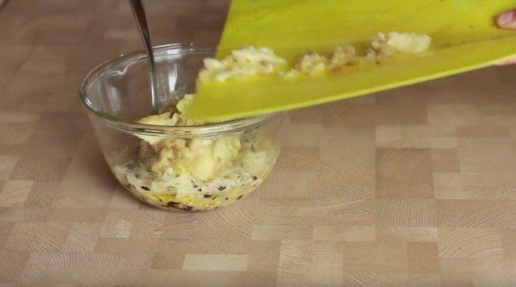 Leikkaa munakoison liha ja lähetä kulhoon kastikkeella.