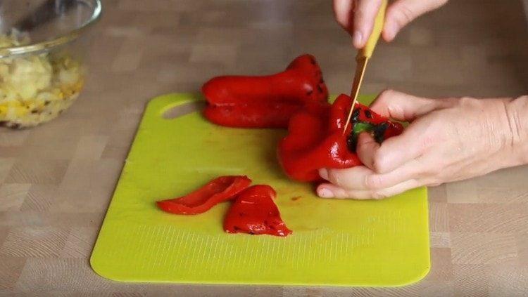 Oloupejte papriky, nakrájejte je a přidejte je také do salátu.