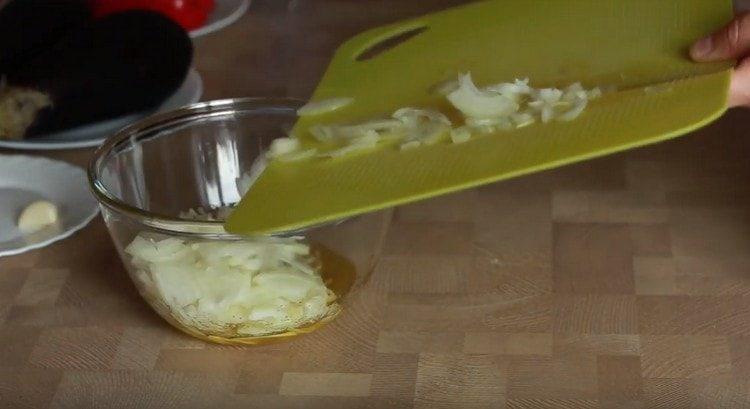 Smulkiai supjaustykite svogūną ir supilkite į dubenį su padažu.