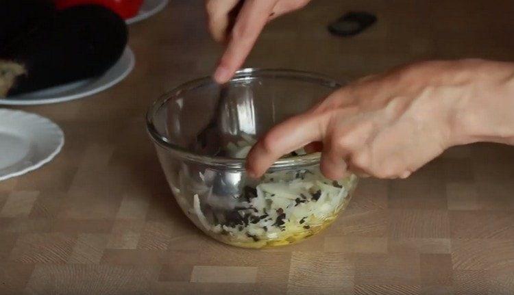 Do dresinku přidejte česnek a bazalku a promíchejte.