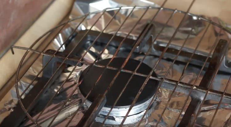 Coprire la stufa con un foglio, mettere sopra una griglia per barbecue.